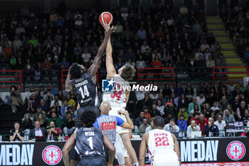 2024-10-12 - #14 Kamagate Ismael Sindou (Bertram Derthona Basket Tortona) adn #34 Johnson Jayce (Pallacanestro Trieste) - BERTRAM DERTHONA TORTONA VS PALLACANESTRO TRIESTE - ITALIAN SERIE A - BASKETBALL