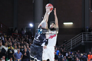 2024-10-12 - #45 Valentine Denzel (Pallacanestro Trieste) and #2 Kuhse Tommy (Bertram Derthona Basket Tortona) - BERTRAM DERTHONA TORTONA VS PALLACANESTRO TRIESTE - ITALIAN SERIE A - BASKETBALL