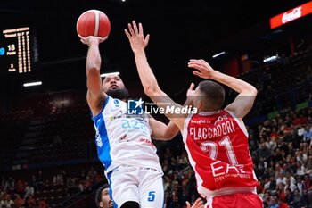 2024-10-13 - Chris Dowe (Germani Brescia) thwarted by Diego Flaccadori (EA7 Emporio Armani Olimpia Milano) - EA7 EMPORIO ARMANI MILANO VS GERMANI BRESCIA - ITALIAN SERIE A - BASKETBALL