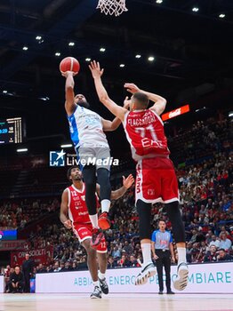 2024-10-13 - Chris Dowe (Germani Brescia) & Diego Flaccadori (EA7 Emporio Armani Olimpia Milano) - EA7 EMPORIO ARMANI MILANO VS GERMANI BRESCIA - ITALIAN SERIE A - BASKETBALL