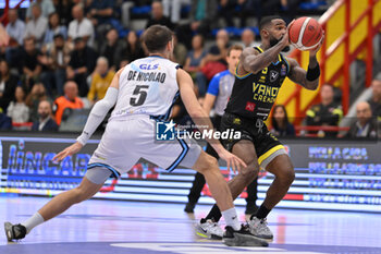 2024-10-19 - Corey Davis of Vanoli Basket Cremona in action during the match between Napolibasket and Vanoli Basket Cremona - NAPOLIBASKET VS VANOLI BASKET CREMONA - ITALIAN SERIE A - BASKETBALL