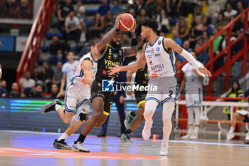 2024-10-19 - Corey Davis of Vanoli Basket Cremona in action during the match between Napolibasket and Vanoli Basket Cremona - NAPOLIBASKET VS VANOLI BASKET CREMONA - ITALIAN SERIE A - BASKETBALL