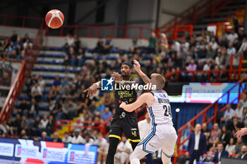 2024-10-19 - Tariq Owens of Vanoli Basket Cremona pass the ball during the match against Napolibasket - NAPOLIBASKET VS VANOLI BASKET CREMONA - ITALIAN SERIE A - BASKETBALL