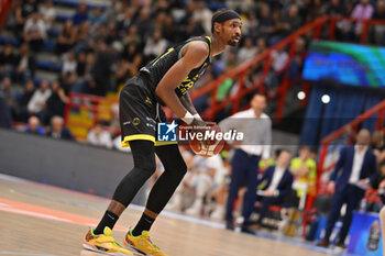 2024-10-19 - Tariq Owens of Vanoli Basket Cremona - NAPOLIBASKET VS VANOLI BASKET CREMONA - ITALIAN SERIE A - BASKETBALL