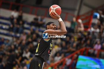 2024-10-19 - Tariq Owens of Vanoli Basket Cremona - NAPOLIBASKET VS VANOLI BASKET CREMONA - ITALIAN SERIE A - BASKETBALL