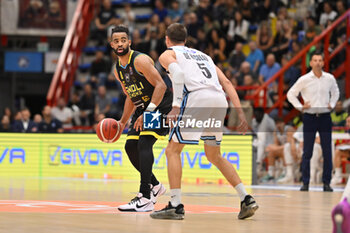 2024-10-19 - Phil Boot of Vanoli Basket Cremona and Giovanni De Nicolao of Napolibasket - NAPOLIBASKET VS VANOLI BASKET CREMONA - ITALIAN SERIE A - BASKETBALL