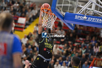 2024-10-19 - Tajon Jones of Vanoli Basket Cremona scores during the match between Napolibasket and Vanoli Basket Cremona - NAPOLIBASKET VS VANOLI BASKET CREMONA - ITALIAN SERIE A - BASKETBALL