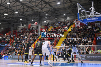 2024-10-19 - Tariq Owens of Vanoli Basket Cremona at free throw during the match between Napolibasket and Vanoli Basket Cremona - NAPOLIBASKET VS VANOLI BASKET CREMONA - ITALIAN SERIE A - BASKETBALL