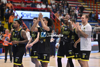 2024-10-19 - Players of Vanoli Basket Cremona celebrates after the victory in the match between Napolibasket and Vanoli Basket Cremona - NAPOLIBASKET VS VANOLI BASKET CREMONA - ITALIAN SERIE A - BASKETBALL