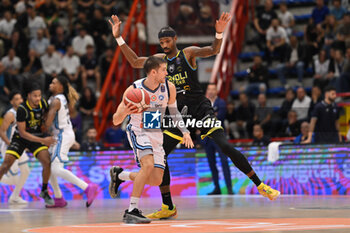 2024-10-19 - Giovanni De Nicolao of Napolibasket and Tariq Owens of Vanoli Basket Cremona in action during the match between Napolibasket and Vanoli Basket Cremona - NAPOLIBASKET VS VANOLI BASKET CREMONA - ITALIAN SERIE A - BASKETBALL