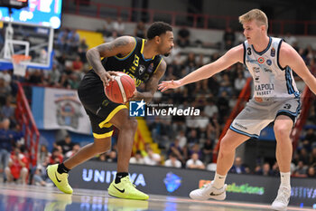 2024-10-19 - Travor Lacey of Vanoli Basket Cremona and Kaspar Treier of Napolibasket in action during the match between Napolibasket and Vanoli Basket Cremona - NAPOLIBASKET VS VANOLI BASKET CREMONA - ITALIAN SERIE A - BASKETBALL