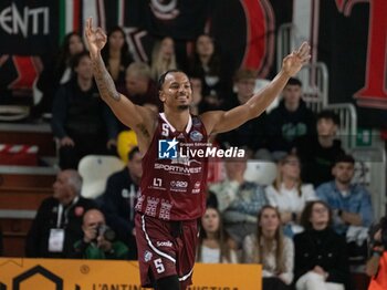 2024-10-19 - 05 Justin Robinson Trapani Shark during the LBA Italy Championship match between Openjobmetis Varese vs Trapani Shark, in Varese, Italy, on October 19, 2024 - OPENJOBMETIS VARESE VS TRAPANI SHARK - ITALIAN SERIE A - BASKETBALL