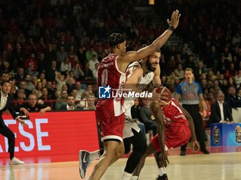 2024-11-10 - 021 Tornik’e Shengelia Virtus Bologna and 00 Kaodirichi Akobundu-Ehiogu Openjobmetis Varese during the LBA Italy Championship match between Openjobmetis Varese vs Virtus Bologna, in Varese, Italy, on November 10, 2024 - OPENJOBMETIS VARESE VS VIRTUS SEGAFREDO BOLOGNA - ITALIAN SERIE A - BASKETBALL