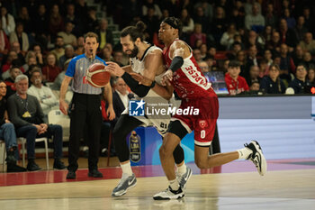 2024-11-10 - 021 Tornik’e Shengelia Virtus Bologna and 00 Kaodirichi Akobundu-Ehiogu Openjobmetis Varese during the LBA Italy Championship match between Openjobmetis Varese vs Virtus Bologna, in Varese, Italy, on November 10, 2024 - OPENJOBMETIS VARESE VS VIRTUS SEGAFREDO BOLOGNA - ITALIAN SERIE A - BASKETBALL