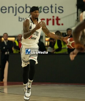 2024-11-10 - 08 Will Clyburn Virtus Bologna during the LBA Italy Championship match between Openjobmetis Varese vs Virtus Bologna, in Varese, Italy, on November 10, 2024 - OPENJOBMETIS VARESE VS VIRTUS SEGAFREDO BOLOGNA - ITALIAN SERIE A - BASKETBALL