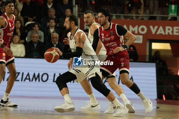 2024-11-10 - 03 Marco Belinelli Virtus Bologna and 02 Davide Alviti Openjobmetis Varese during the LBA Italy Championship match between Openjobmetis Varese vs Virtus Bologna, in Varese, Italy, on November 10, 2024 - OPENJOBMETIS VARESE VS VIRTUS SEGAFREDO BOLOGNA - ITALIAN SERIE A - BASKETBALL