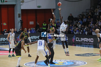 2024-11-10 - Maurice Daly Ndour (Germani Brescia) - VANOLI BASKET CREMONA VS GERMANI BRESCIA - ITALIAN SERIE A - BASKETBALL