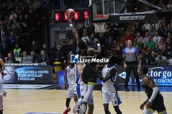 2024-11-10 - Tariq Owens (Vanoli Cremona) - VANOLI BASKET CREMONA VS GERMANI BRESCIA - ITALIAN SERIE A - BASKETBALL