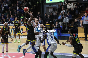 2024-11-10 - Corey Davis (Vanoli Cremona) - VANOLI BASKET CREMONA VS GERMANI BRESCIA - ITALIAN SERIE A - BASKETBALL