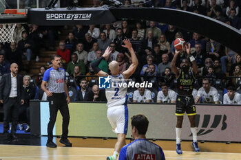 2024-11-10 - Corey Davis (Vanoli Cremona) - VANOLI BASKET CREMONA VS GERMANI BRESCIA - ITALIAN SERIE A - BASKETBALL