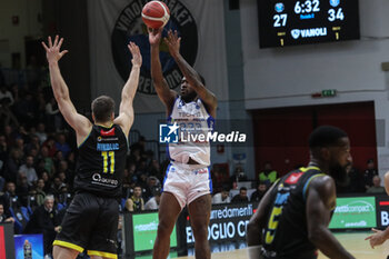 2024-11-10 - Jason Burnell (Germani Brescia) - VANOLI BASKET CREMONA VS GERMANI BRESCIA - ITALIAN SERIE A - BASKETBALL