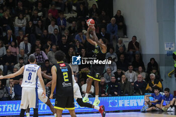 2024-11-10 - Trevor Lacey (Vanoli Cremona) - VANOLI BASKET CREMONA VS GERMANI BRESCIA - ITALIAN SERIE A - BASKETBALL