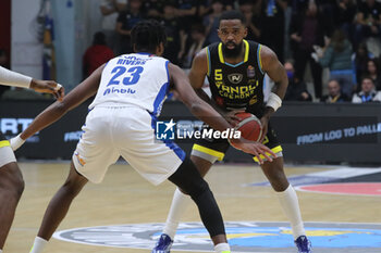 2024-11-10 - Corey Davis (Vanoli Cremona) - VANOLI BASKET CREMONA VS GERMANI BRESCIA - ITALIAN SERIE A - BASKETBALL