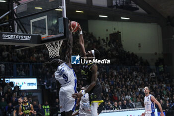 2024-11-10 - Tariq Owens (Vanoli Cremona) - VANOLI BASKET CREMONA VS GERMANI BRESCIA - ITALIAN SERIE A - BASKETBALL