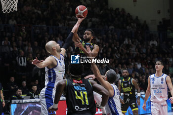 2024-11-10 - Phil Booth (Vanoli Cremona) - VANOLI BASKET CREMONA VS GERMANI BRESCIA - ITALIAN SERIE A - BASKETBALL