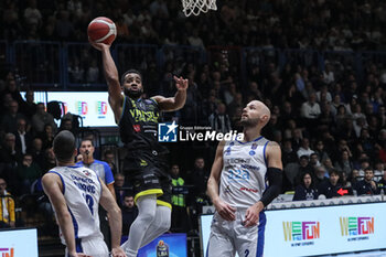 2024-11-10 - Phil Booth (Vanoli Cremona) - VANOLI BASKET CREMONA VS GERMANI BRESCIA - ITALIAN SERIE A - BASKETBALL