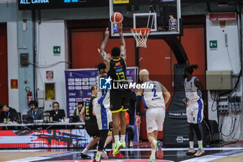 2024-11-10 - Trevor Lacey (Vanoli Cremona) - VANOLI BASKET CREMONA VS GERMANI BRESCIA - ITALIAN SERIE A - BASKETBALL