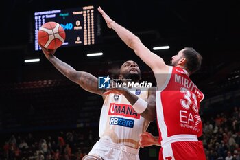 2024-11-10 - Aamir Simms (Umana Reyer Venezia) & Nikola Mirotic (EA7 Emporio Armani Olimpia Milano) - EA7 EMPORIO ARMANI MILANO VS UMANA REYER VENEZIA - ITALIAN SERIE A - BASKETBALL