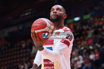 2024-11-10 - Aamir Simms (Umana Reyer Venezia) - EA7 EMPORIO ARMANI MILANO VS UMANA REYER VENEZIA - ITALIAN SERIE A - BASKETBALL