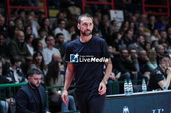 2024-11-17 - Giuseppe Poeta (head coach Germani Brescia) - BERTRAM DERTHONA TORTONA VS GERMANI BRESCIA - ITALIAN SERIE A - BASKETBALL