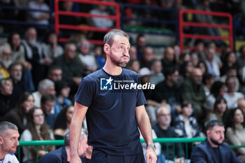 2024-11-17 - Giuseppe Poeta (head coach Germani Brescia) - BERTRAM DERTHONA TORTONA VS GERMANI BRESCIA - ITALIAN SERIE A - BASKETBALL