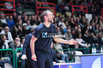 2024-11-17 - Giuseppe Poeta (head coach Germani Brescia) - BERTRAM DERTHONA TORTONA VS GERMANI BRESCIA - ITALIAN SERIE A - BASKETBALL