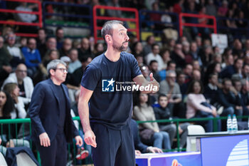 2024-11-17 - Giuseppe Poeta (head coach Germani Brescia) - BERTRAM DERTHONA TORTONA VS GERMANI BRESCIA - ITALIAN SERIE A - BASKETBALL