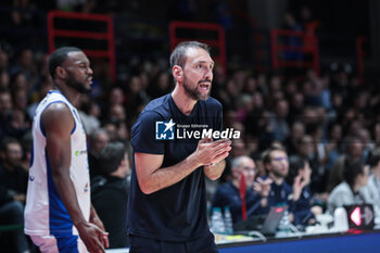 2024-11-17 - Giuseppe Poeta (head coach Germani Brescia) - BERTRAM DERTHONA TORTONA VS GERMANI BRESCIA - ITALIAN SERIE A - BASKETBALL