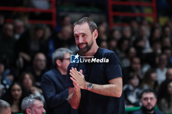 2024-11-17 - Giuseppe Poeta (head coach Germani Brescia) - BERTRAM DERTHONA TORTONA VS GERMANI BRESCIA - ITALIAN SERIE A - BASKETBALL