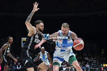 2024-11-17 - Eimantas Bendzius (Sassari) in action thwarted by Isaia Cordinier (Virtus Bologna) during the LBA italian A1 series basketball championship match between Segafredo Virtus Bologna and Banco di Sardegna Dinamo Sassari at Unipol Arena, Casalecchio (Bologna), Italy, November 17, 2024 - Photo: Michele Nucci - VIRTUS SEGAFREDO BOLOGNA VS BANCO DI SARDEGNA SASSARI - ITALIAN SERIE A - BASKETBALL