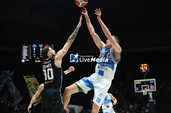 2024-11-17 - Eimantas Bendzius (Sassari) (R) in action thwarted by Isaia Cordinier (Virtus Bologna) during the LBA italian A1 series basketball championship match between Segafredo Virtus Bologna and Banco di Sardegna Dinamo Sassari at Unipol Arena, Casalecchio (Bologna), Italy, November 17, 2024 - Photo: Michele Nucci - VIRTUS SEGAFREDO BOLOGNA VS BANCO DI SARDEGNA SASSARI - ITALIAN SERIE A - BASKETBALL