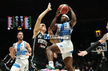 2024-11-17 - Brian Fobbs (Sassari) in action thwarted by Andrejs Grazulis (Virtus Bologna) during the LBA italian A1 series basketball championship match between Segafredo Virtus Bologna and Banco di Sardegna Dinamo Sassari at Unipol Arena, Casalecchio (Bologna), Italy, November 17, 2024 - Photo: Michele Nucci - VIRTUS SEGAFREDO BOLOGNA VS BANCO DI SARDEGNA SASSARI - ITALIAN SERIE A - BASKETBALL