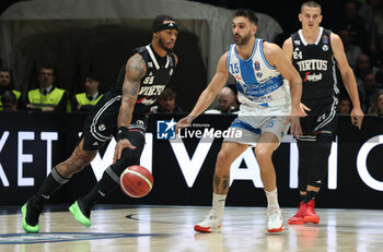 2024-11-17 - Rayjon Tucker (Virtus Bologna) (L) in action thwarted by Matteo Tambone (Sassari) during the LBA italian A1 series basketball championship match between Segafredo Virtus Bologna and Banco di Sardegna Dinamo Sassari at Unipol Arena, Casalecchio (Bologna), Italy, November 17, 2024 - Photo: Michele Nucci - VIRTUS SEGAFREDO BOLOGNA VS BANCO DI SARDEGNA SASSARI - ITALIAN SERIE A - BASKETBALL