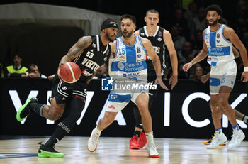 2024-11-17 - Rayjon Tucker (Virtus Bologna) s\in action thwarted by Matteo Tambone (Sassari) during the LBA italian A1 series basketball championship match between Segafredo Virtus Bologna and Banco di Sardegna Dinamo Sassari at Unipol Arena, Casalecchio (Bologna), Italy, November 17, 2024 - Photo: Michele Nucci - VIRTUS SEGAFREDO BOLOGNA VS BANCO DI SARDEGNA SASSARI - ITALIAN SERIE A - BASKETBALL