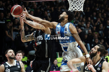 2024-11-17 - Nate Renfro (Sassari) in action thwarted by Momo Diouf (Virtus Bologna) during the LBA italian A1 series basketball championship match between Segafredo Virtus Bologna and Banco di Sardegna Dinamo Sassari at Unipol Arena, Casalecchio (Bologna), Italy, November 17, 2024 - Photo: Michele Nucci - VIRTUS SEGAFREDO BOLOGNA VS BANCO DI SARDEGNA SASSARI - ITALIAN SERIE A - BASKETBALL