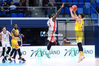 2024-01-06 - Alvise Sarto (Real Sebastian Rieti) te Giddy Potts (Urania Basket Milano) - WEGREENIT URANIA MILANO VS REAL SEBASTIANI RIETI - ITALIAN SERIE A2 - BASKETBALL