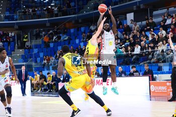 2024-01-06 - Giddy Potts (Urania Basket Milano) 3 points shoot thwarted by Lorenzo Piccin (Real Sebastian Rieti) - WEGREENIT URANIA MILANO VS REAL SEBASTIANI RIETI - ITALIAN SERIE A2 - BASKETBALL