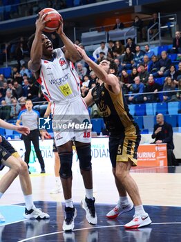 2024-01-13 - Gerard Beverly (Wegreenit Urania Basket Milano) thwarted by Bernardo Musso (Ferraroni Juvi Cremona) - WEGREENIT URANIA MILANO VS FERRARONI JUVI CREMONA - ITALIAN SERIE A2 - BASKETBALL