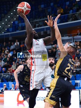 2024-01-13 - Giddy Potts (Wegreenit Urania Basket Milano) thwarted by Timperi (Ferraroni Juvi Cremona) - WEGREENIT URANIA MILANO VS FERRARONI JUVI CREMONA - ITALIAN SERIE A2 - BASKETBALL