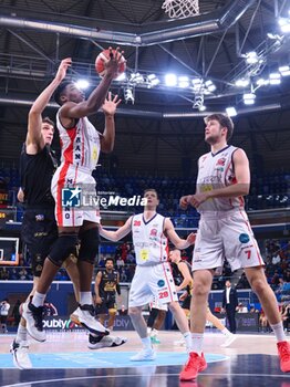 2024-01-13 - Gerard Beverly (Wegreenit Urania Basket Milano) at rebound - WEGREENIT URANIA MILANO VS FERRARONI JUVI CREMONA - ITALIAN SERIE A2 - BASKETBALL